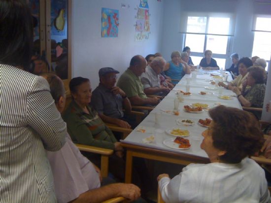 LOS USUARIOS DEL SEDA PARTICIPAN EN UN ALMUERZO TOTANERO DENTRO DE LOS ACTOS DEL VII ENCUENTRO SOLIDARIO DE AMIGOS Y ENFERMOS DE ALZHEIMER DE TOTANA QUE SE CELEBRAN DURANTE ESTA SEMANA