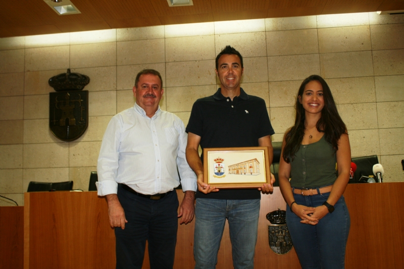 Vídeo. El Ayuntamiento de Totana realiza un reconocimiento institucional al tenista totanero, Pedro Cánovas, reciente campeón de Europa senior +35 con el Murcia Club de Tenis