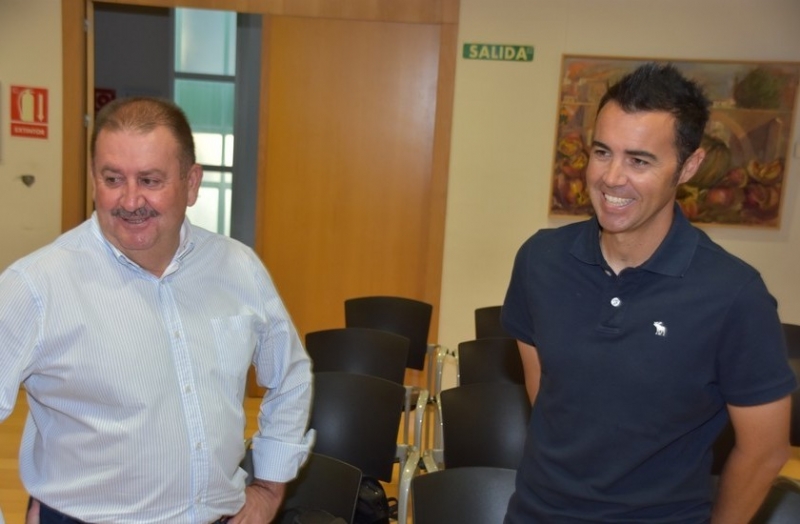 Vídeo. El Ayuntamiento de Totana realiza un reconocimiento institucional al tenista totanero, Pedro Cánovas, reciente campeón de Europa senior +35 con el Murcia Club de Tenis