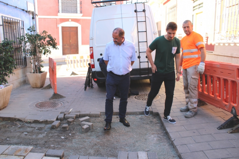 Vdeo. Las obras de renovacin del tramo de red de saneamiento y abastecimiento de la calle San Ramn se prolongarn durante los dos meses