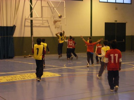 ALUMNOS DE UN TOTAL DE 9 CENTROS DE EDUCACIN PRIMARIA DE LA LOCALIDAD PARTICIPAN CON LA MODALIDAD DE MINIBASKET ALEVN EN LA IV JORNADA DE LOS JUEGOS ESCOLARES 