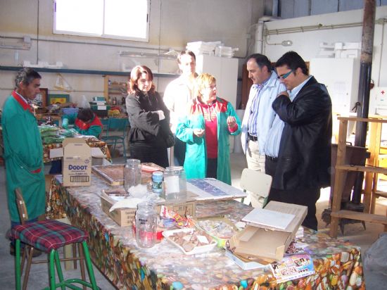LAS AUTORIDADES MUNICIPALES VISITAN LAS INSTALACIONES Y LOS DISTINTOS TALLERES PRACTICADOS POR LOS USUARIOS DEL CENTRO OCUPACIONAL JOS MOY COINCIDIENDO CON EL DA INTERNACIONAL DE LA DISCAPACIDAD