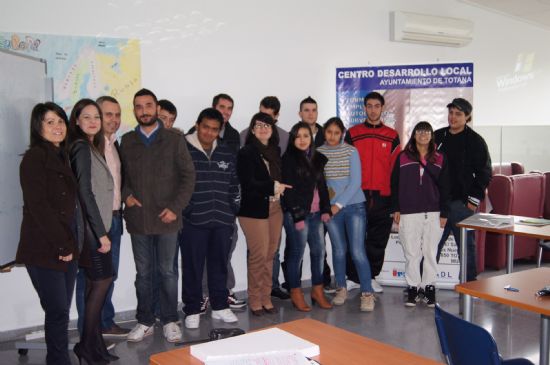 DOCE ALUMNOS PARTICIPAN EN EL PROGRAMA DE CUALIFICACIÓN PROFESIONAL INICIAL SOBRE "ACTIVIDADES EN VIVEROS Y JARDINES" QUE SE IMPARTE EN EL CENTRO DE DESARROLLO LOCAL