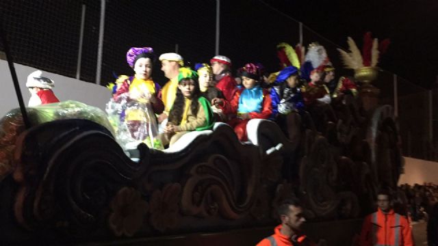 La Cabalgata de Reyes Magos llena de luz, color, msica, magia y mucha ilusin y animacin las calles de Totana