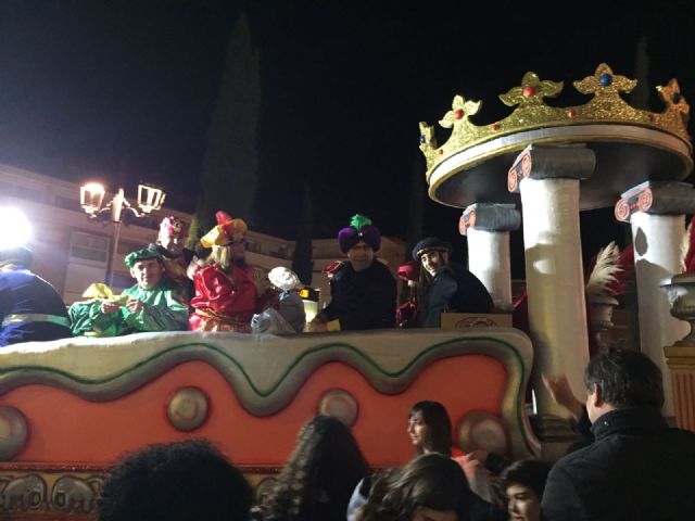 La Cabalgata de Reyes Magos llena de luz, color, msica, magia y mucha ilusin y animacin las calles de Totana