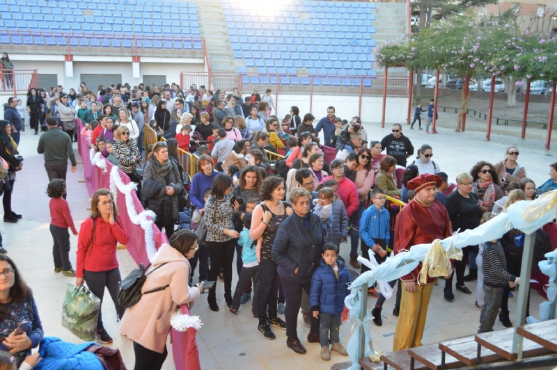 Centenares de nios y nias de Totana entregan sus cartas a SSMM los Reyes Magos de Oriente durante varias horas en el Auditorio del Parque Municipal Marcos Ortiz