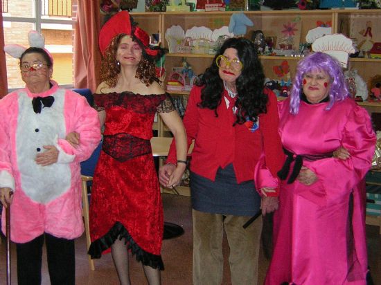 LOS USUARIOS DEL SERVICIO DE ESTANCIAS DIURNAS DEL CENTRO MUNICIPAL DE PERSONAS MAYORES CELEBRAN EL MARTES DE CARNAVAL CON AUTORIDADES LOCALES