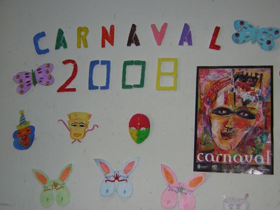 LOS USUARIOS DEL SERVICIO DE ESTANCIAS DIURNAS DEL CENTRO MUNICIPAL DE PERSONAS MAYORES CELEBRAN EL MARTES DE CARNAVAL CON AUTORIDADES LOCALES