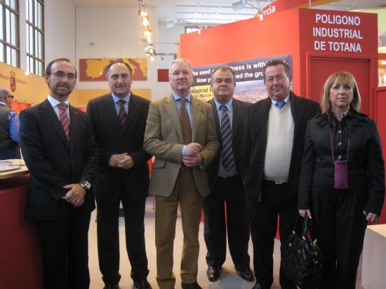 EL PRESIDENTE DE LA COMUNIDAD AUTÓNOMA Y LOS CONSEJEROS DE EMPRESA, ECONOMÍA Y AGRICULTURA VISITAN EL EXPOSITOR TOTANERO EN LA FERIA INTERNACIONAL "FRUIT LOGÍSTICA" DONDE SE ESTÁ DANDO A CONOCER EL PROYECTO DE LA CIUDAD ALIMENTARIA DEL MEDITERRÁNEO