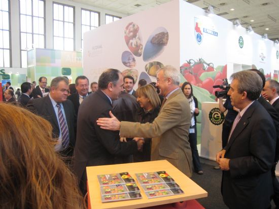 EL PRESIDENTE DE LA COMUNIDAD AUTÓNOMA Y LOS CONSEJEROS DE EMPRESA, ECONOMÍA Y AGRICULTURA VISITAN EL EXPOSITOR TOTANERO EN LA FERIA INTERNACIONAL "FRUIT LOGÍSTICA" DONDE SE ESTÁ DANDO A CONOCER EL PROYECTO DE LA CIUDAD ALIMENTARIA DEL MEDITERRÁNEO