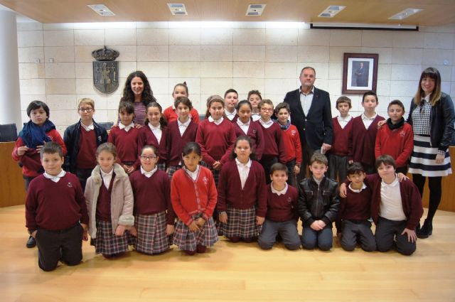 Alumnos de Educación Primaria del colegio "Reina Sofía" abren el programa "Conoce tu ayuntamiento" para conocer el funcionamiento de los servicios y las dependencias municipales
