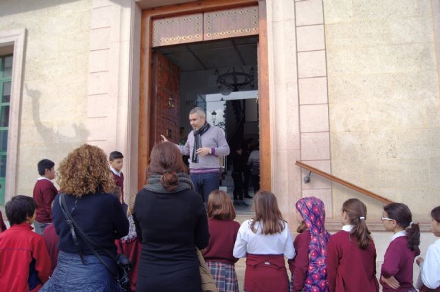 Alumnos de Educación Primaria del colegio "Reina Sofía" abren el programa "Conoce tu ayuntamiento" para conocer el funcionamiento de los servicios y las dependencias municipales