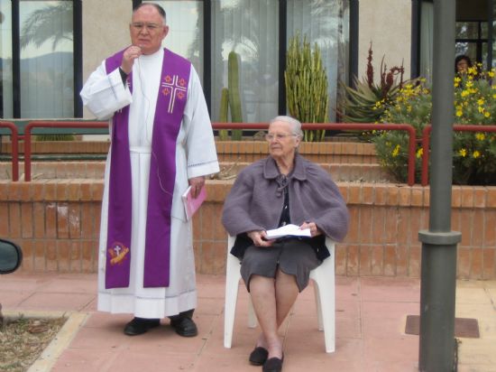 RESIDENTES Y FAMILIARES DEL GERI�TRICO �LA PUR�SIMA�, ACOMPA�ADOS POR ALUMNOS VOLUNTARIOS DEL IES �JUAN DE LA CIERVA�, PARTICIPAN EN EL VIA CRUCIS ORGANIZADO POR �SALUS INFIRMORUM�