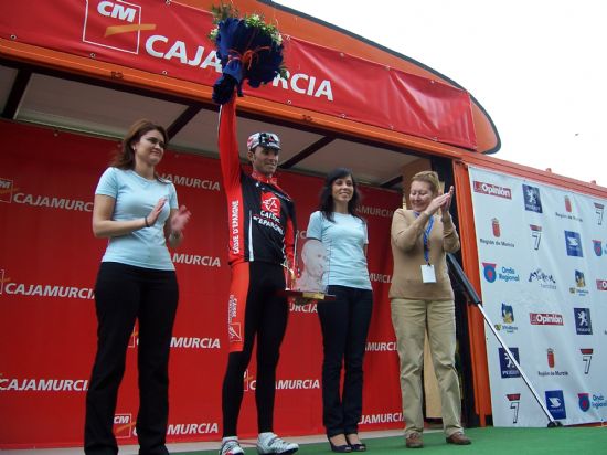EL CONCEJAL DE DEPORTES ENTREGA EL PREMIO DE LA SEGUNDA ETAPA DE LA VUELTA CICLISTA A LA REGIN DE MURCIA A CHECHU RUBIERA, DEL EQUIPO ASTANA