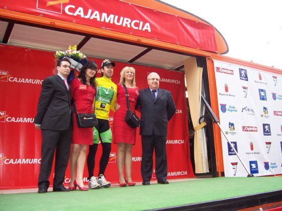 EL CONCEJAL DE DEPORTES ENTREGA EL PREMIO DE LA SEGUNDA ETAPA DE LA VUELTA CICLISTA A LA REGIN DE MURCIA A CHECHU RUBIERA, DEL EQUIPO ASTANA