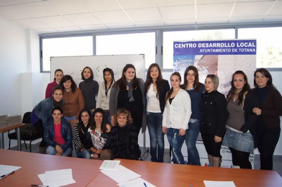 UN TOTAL DE 15 ALUMNAS INICIAN EL PROGRAMA FORMATIVO DE AUXILIAR DE CENTROS DE ESTÉTICA Y BELLEZA QUE SE CELEBRA EN EL CENTRO DE DESARROLLO DURANTE LOS PRÓXIMOS TRES MESES