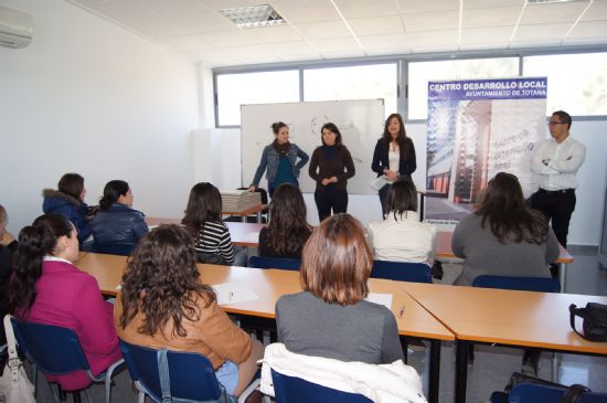 UN TOTAL DE 15 ALUMNAS INICIAN EL PROGRAMA FORMATIVO DE AUXILIAR DE CENTROS DE ESTÉTICA Y BELLEZA QUE SE CELEBRA EN EL CENTRO DE DESARROLLO DURANTE LOS PRÓXIMOS TRES MESES