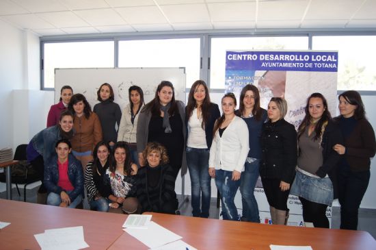 UN TOTAL DE 15 ALUMNAS INICIAN EL PROGRAMA FORMATIVO DE AUXILIAR DE CENTROS DE ESTÉTICA Y BELLEZA QUE SE CELEBRA EN EL CENTRO DE DESARROLLO DURANTE LOS PRÓXIMOS TRES MESES