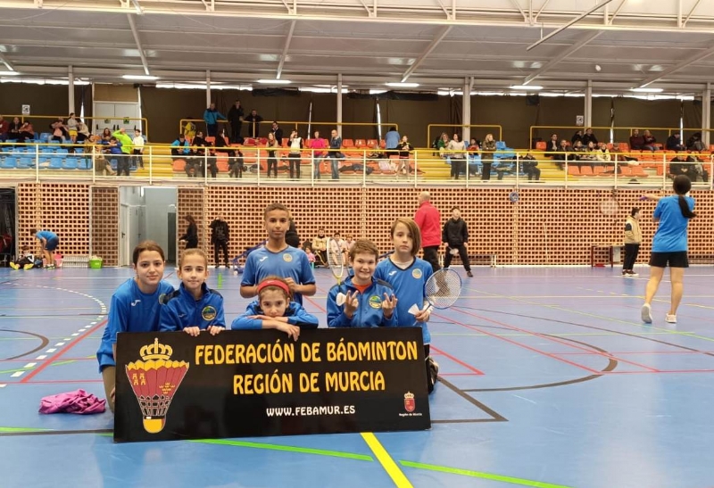 El equipo Infantil del IES Juan de la Cierva, medalla de bronce en la Final Regional de Bádminton; y el Alevín del CEIBAS Guadalentín, semifinalista de Deporte Escolar