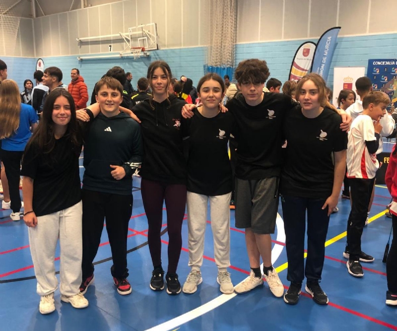 El equipo Infantil del IES Juan de la Cierva, medalla de bronce en la Final Regional de Bádminton; y el Alevín del CEIBAS Guadalentín, semifinalista de Deporte Escolar