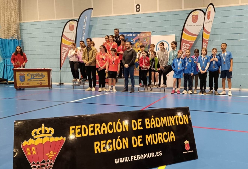 El equipo Infantil del IES Juan de la Cierva, medalla de bronce en la Final Regional de Bádminton; y el Alevín del CEIBAS Guadalentín, semifinalista de Deporte Escolar