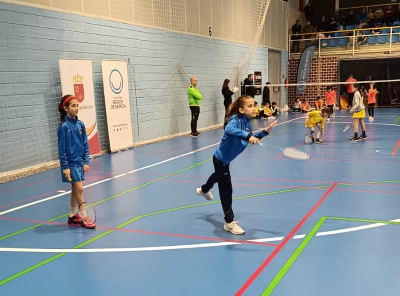 El equipo Infantil del IES Juan de la Cierva, medalla de bronce en la Final Regional de Bádminton; y el Alevín del CEIBAS Guadalentín, semifinalista de Deporte Escolar