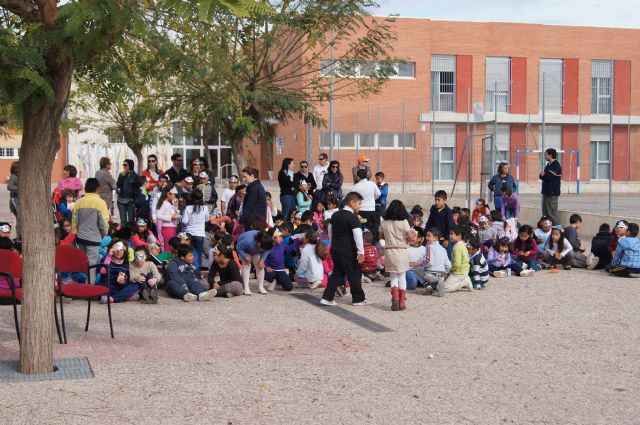 EL GRUPO SARDINERO BACO VISITA EL CENTRO OCUPACIONAL JOS MOYA TRILLA ACERCANDO LAS FIESTAS DE PRIMAVERA A LOS USUARIOS