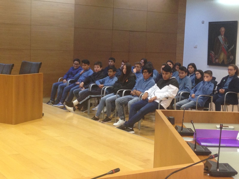 Alumnos de 2 de la ESO del Colegio La Milagrosa presentan a la concejala de Juventud el proyecto #Juvenocio 3.0