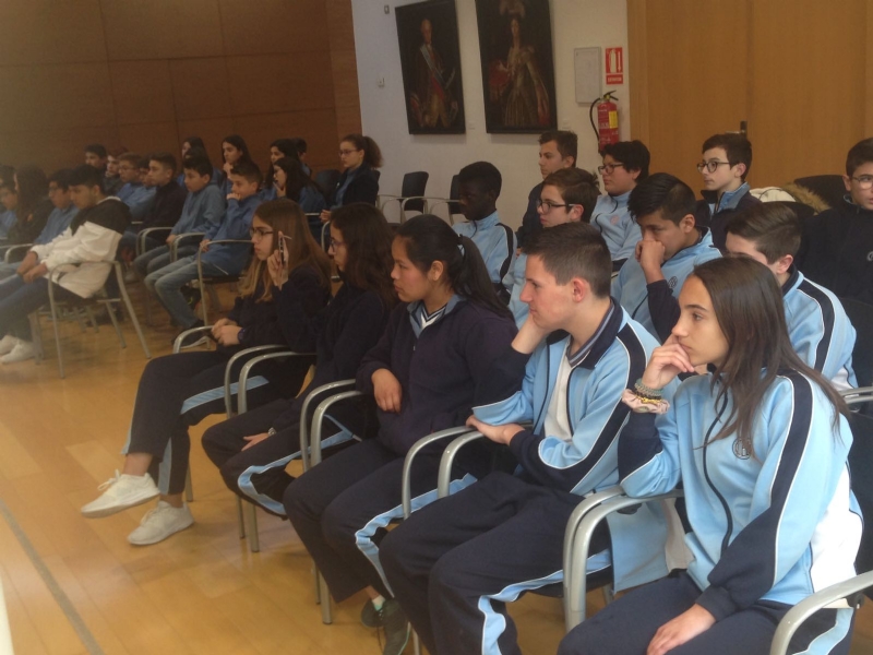 Alumnos de 2 de la ESO del Colegio La Milagrosa presentan a la concejala de Juventud el proyecto #Juvenocio 3.0