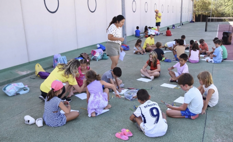 La Escuela de Verano 2025 será gestionada por el Colectivo "El Candil", del 30 de junio al 14 de agosto en las piscinas municipales de Totana y El Paretón, dirigida a mejores hasta 16 años