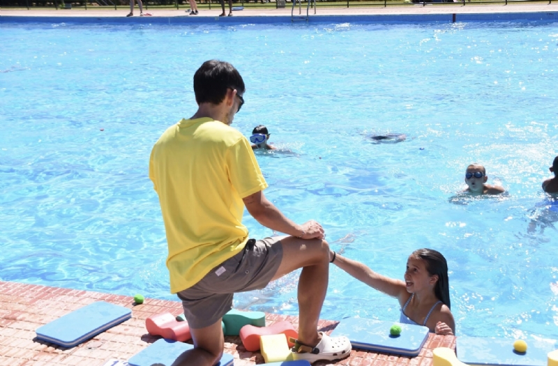 La Escuela de Verano 2025 será gestionada por el Colectivo "El Candil", del 30 de junio al 14 de agosto en las piscinas municipales de Totana y El Paretón, dirigida a mejores hasta 16 años