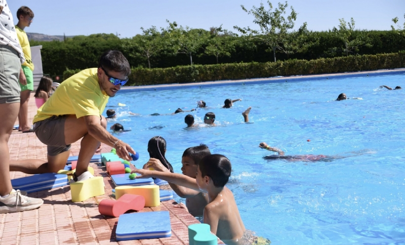 La Escuela de Verano 2025 será gestionada por el Colectivo "El Candil", del 30 de junio al 14 de agosto en las piscinas municipales de Totana y El Paretón, dirigida a mejores hasta 16 años