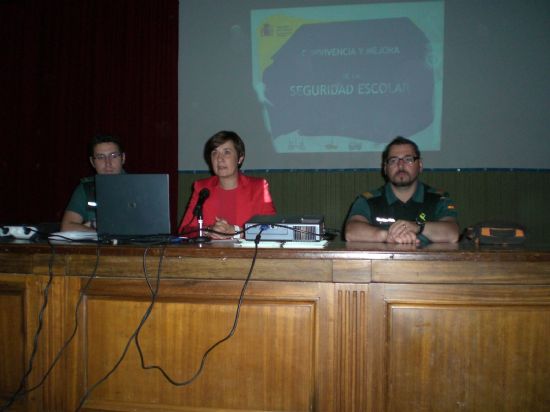 FINALIZA EL PROGRAMA FORMATIVO DE LA ESCUELA MUNICIPAL DE PADRES Y MADRES EN EL QUE SE HAN REALIZADO OCHO CHARLAS SOBRE IGUALDAD, PREVENCIÓN DE RIESGOS LABORALES, INTERNET, ESTUDIOS Y DROGAS