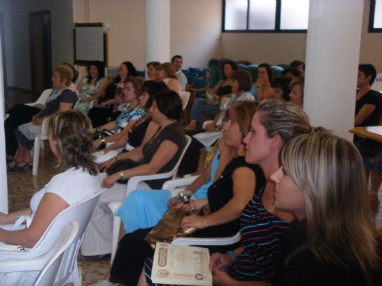 EL CURSO DE CUIDADOS INTEGRALES EN LAS PERSONAS MAYORES DEPENDIENTES, ORGANIZADO POR SALUS INFIRMORUM, SE CLAUSURA CON LA PARTICIPACIN DE CASI MEDIO CENTENAR DE PERSONAS ANTE LA PRESENCIA DEL ALCALDE