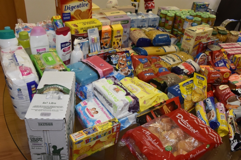 VDEO. Empleados pblicos entregan a Critas los alimentos y productos de aseo recogidos para la poblacin infantil dentro de la campaa interna promovida por los propios trabajadores 