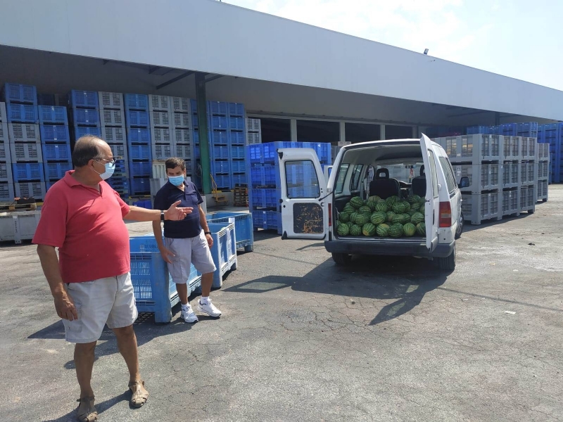 Agricultores y cooperativas de Totana entregan fruta fresca a Cáritas de las Tres Avemarías gracias a las gestiones del concejal de Bienestar Social
