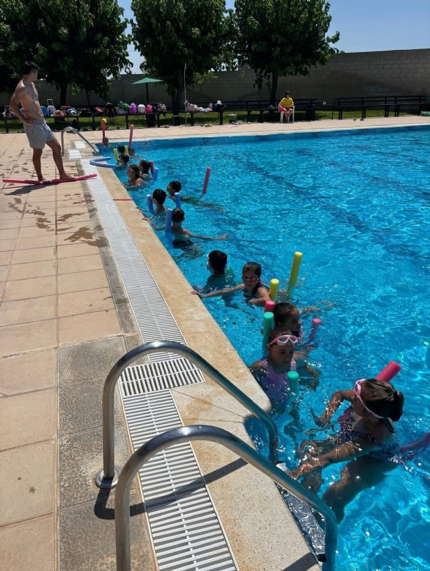 Éxito de participación, un año más, en los dos programas de conciliación estival promovidos por las concejalías de Juventud y Deportes con el Colectivo "El Candil"