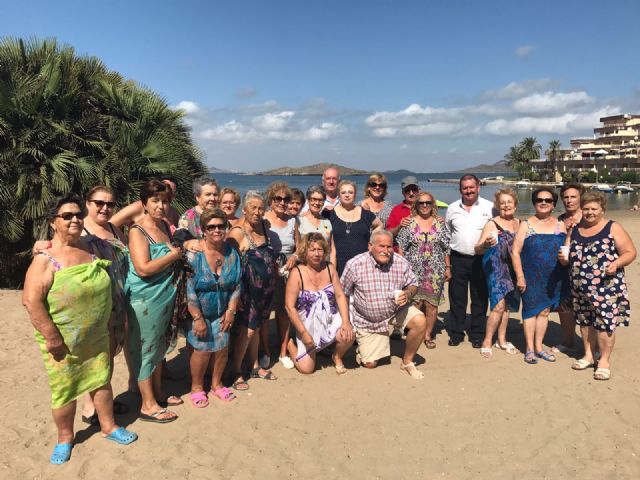 Autoridades municipales clausuran el programa de viajes para mayores Vente a la playa!, que se ha vuelto a celebrar durante otro verano en la Cala del Pino, en La Manga del Mar Menor