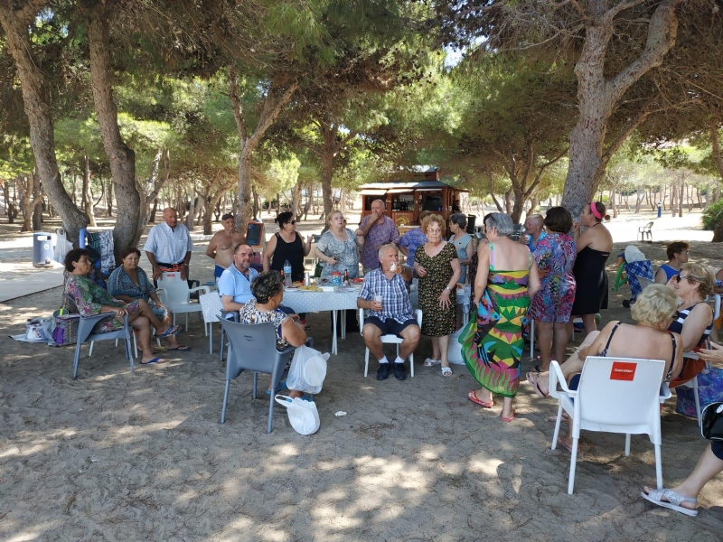 Autoridades municipales acompaan a los usuarios en la clausura del programa de viajes a la playa que organiza el Centro Municipal de Personas Mayores