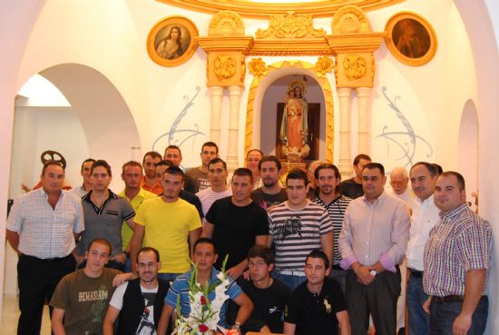 LA PLANTILLA DE LA U.D. PARETÓN REALIZA LA TRADICIONAL OFRENDA FLORAL A LA VIRGEN DE NUESTRA SEÑORA DEL ROSARIO ANTE LA PRESENCIA DE AUTORIDADES MUNICIPALES