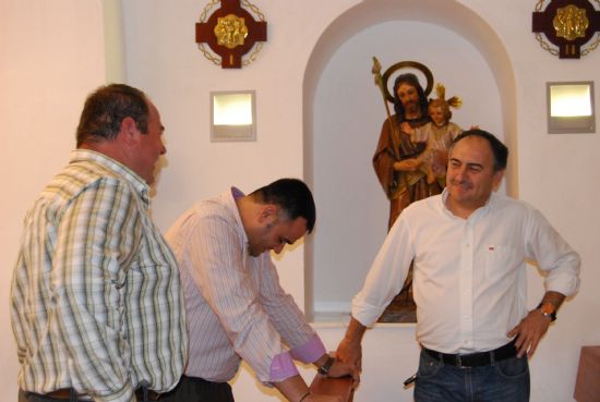 LA PLANTILLA DE LA U.D. PARETÓN REALIZA LA TRADICIONAL OFRENDA FLORAL A LA VIRGEN DE NUESTRA SEÑORA DEL ROSARIO ANTE LA PRESENCIA DE AUTORIDADES MUNICIPALES