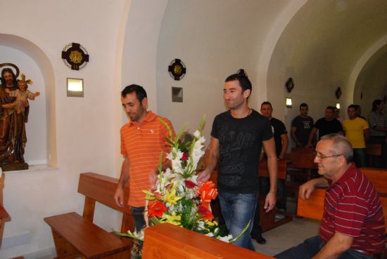 LA PLANTILLA DE LA U.D. PARETÓN REALIZA LA TRADICIONAL OFRENDA FLORAL A LA VIRGEN DE NUESTRA SEÑORA DEL ROSARIO ANTE LA PRESENCIA DE AUTORIDADES MUNICIPALES
