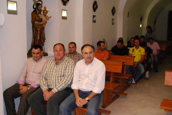 LA PLANTILLA DE LA U.D. PARETÓN REALIZA LA TRADICIONAL OFRENDA FLORAL A LA VIRGEN DE NUESTRA SEÑORA DEL ROSARIO ANTE LA PRESENCIA DE AUTORIDADES MUNICIPALES