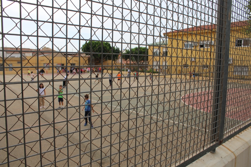 Adjudicadas las obras para cubrir la pista deportiva del CEIP Santiago, as como otros trabajos complementarios en el mismo centro de enseanza