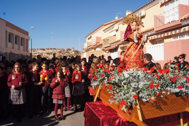 AUTORIDADES MUNICIPALES ACOMPAÑAN A LAS COMUNIDADES EDUCATIVAS DE LOS COLEGIOS "REINA SOFÍA" Y "SANTA EULALIA" EN LAS RESPECTIVAS ROMERÍAS ESCOLARES QUE HAN SACADO A LA CALLE