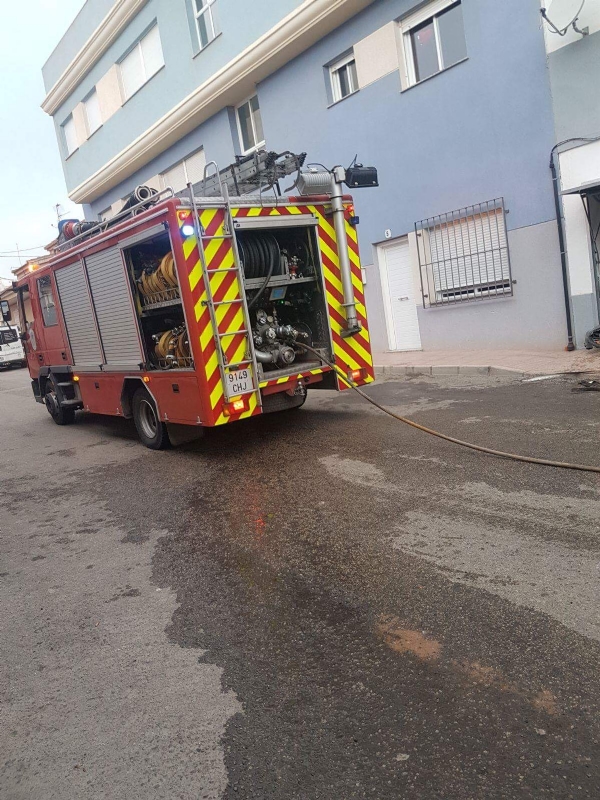 Cinco personas atendidas por inhalacin de humo en el incendio de una vivienda en el barrio Olmpico-Las Peras de Totana