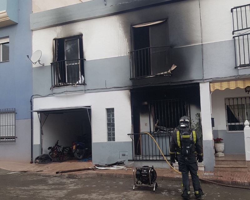 Cinco personas atendidas por inhalacin de humo en el incendio de una vivienda en el barrio Olmpico-Las Peras de Totana