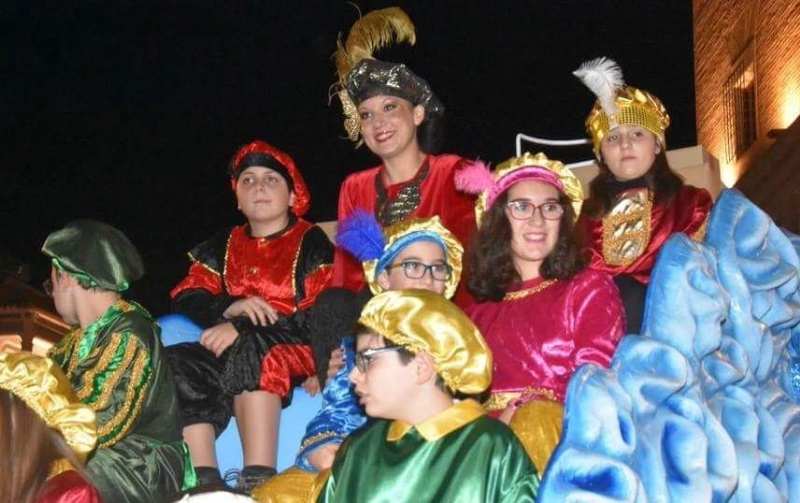 La Cabalgata de los Reyes Magos llena de luz, msica y color las calles de Totana; llenas de ilusin y colmadas de magia 
