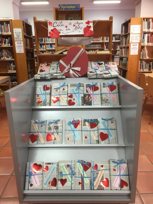 La Biblioteca Municipal Mateo Garca promueve mantener citas a ciegas con los libros por motivo de San Valentn