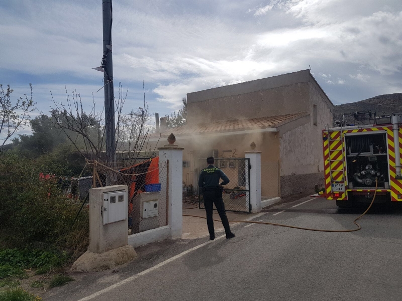Efectivos de los servicios municipales de emergencias atienden a una mujer mayor en un incendio en una vivienda prxima a la ermita de La Huerta, provocado posiblemente por un brasero 